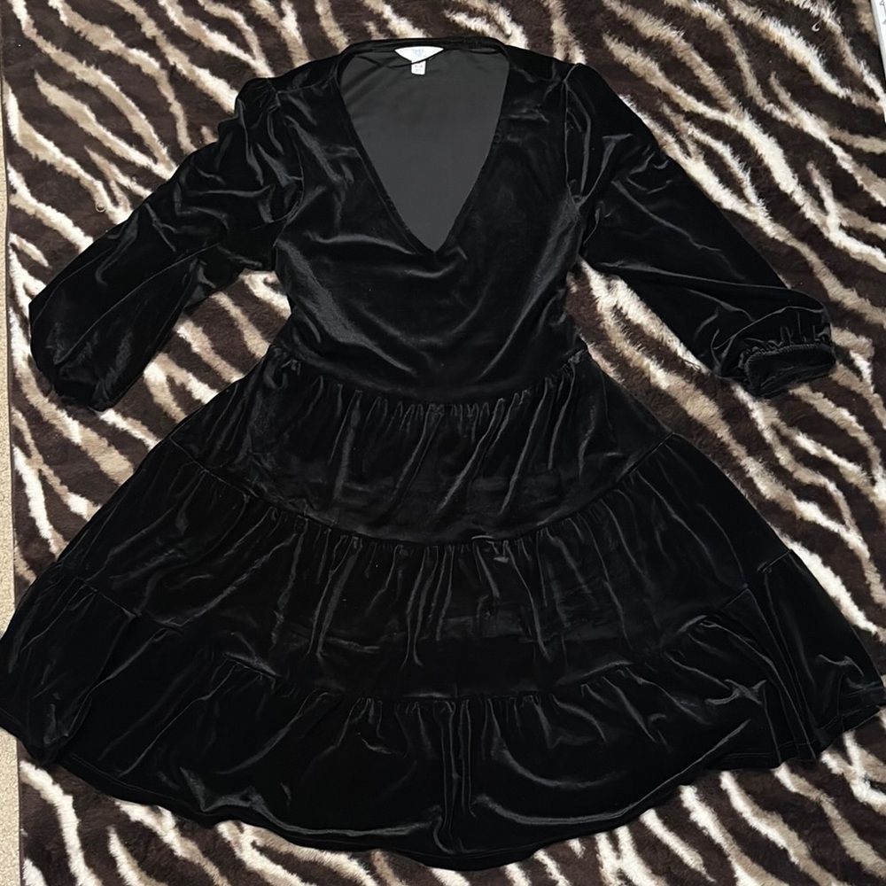 Elegant Black Velvet Dress (pockets)